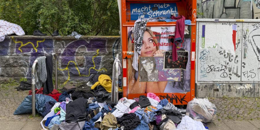 Nicht nur Privatpersonen werfen ihre Kleidung in den Abfall. Auch nicht verkaufte Kleidung und Schuhe landen oft im Müll. (Archivbild)