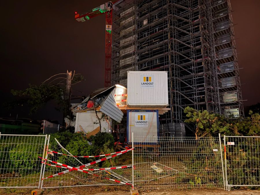 In Brütisellen wurde ein Baum halbiert. Der herunterfallende Teil beschädigte einen Baucontainer.