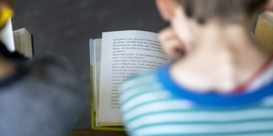 Im Lesen und in der Mathematik schneiden Kinder der zweiten Klasse in Basel-Stadt schlechter ab in den meisten anderen Kantonen. (Symbolbild)