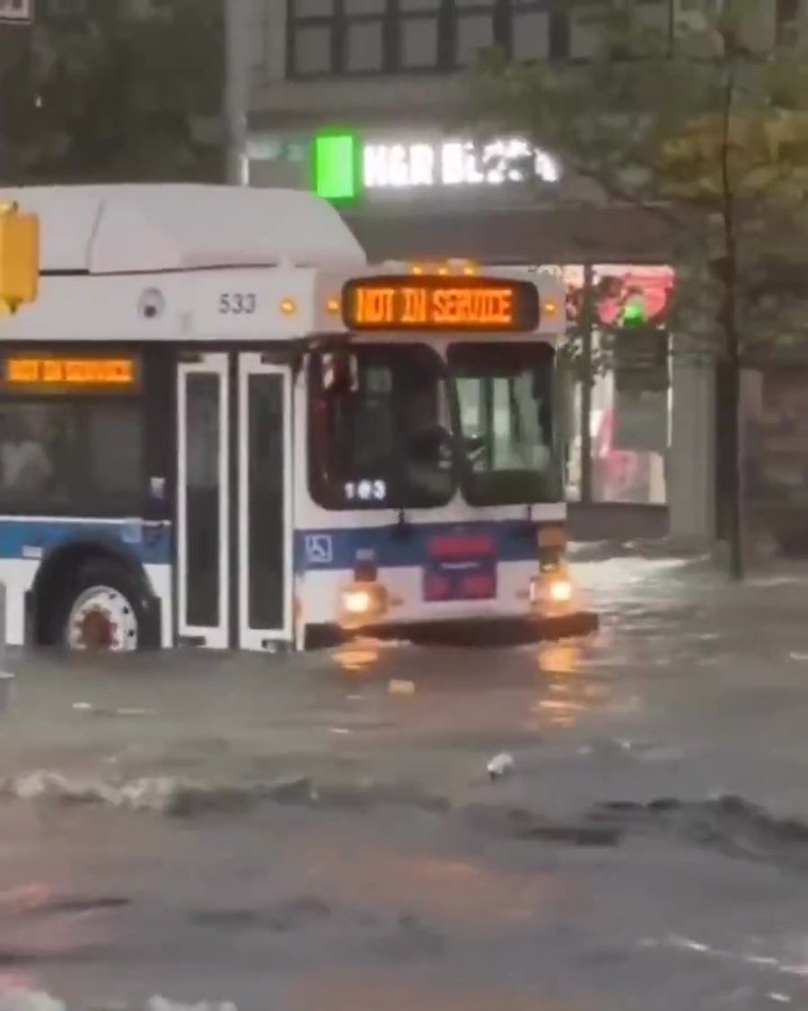 Mehrere Hauptverkehrsstrassen verschwanden komplett unter den Wassermassen.
