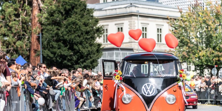 Die Schlagerparade in Chur zieht jeweils tausende Besucherinnen und Besucher an. (Archivbild)