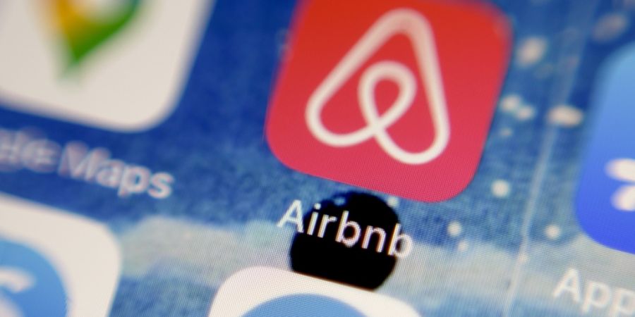 Airbnb springt auf den KI-Zug auf. Künstliche Intelligenz soll helfen, die Unterkünfte-Plattform möglichst für jeden Nutzer individuell zu gestalten.(Symbolbild)