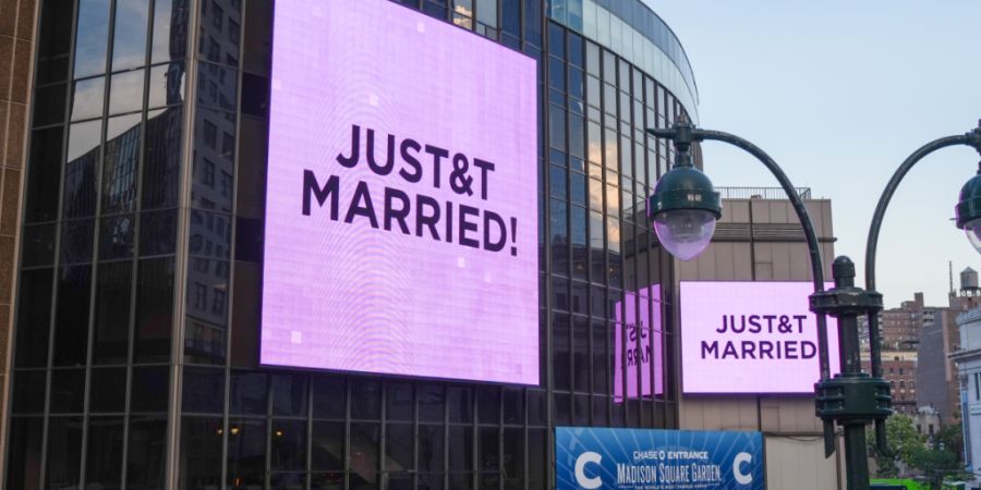 Anlässlich der Hochzeit der Sängerin Taylor Swift und des NFL-Spielers Travis Kelce ist am Madison Square Garden ein Schild mit der Aufschrift «Justt Married» zu sehen. Foto: Ryan M...