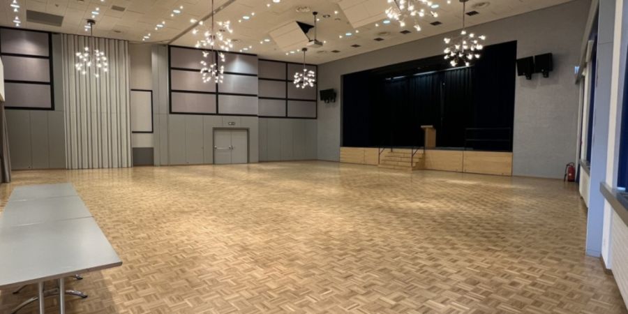Der neue Stadtsaal in Liestal beherbergt ausnahmsweise den Landrat, der nach dem Deckeneinsturz im Regierungsgebäude ein Provisorium braucht.