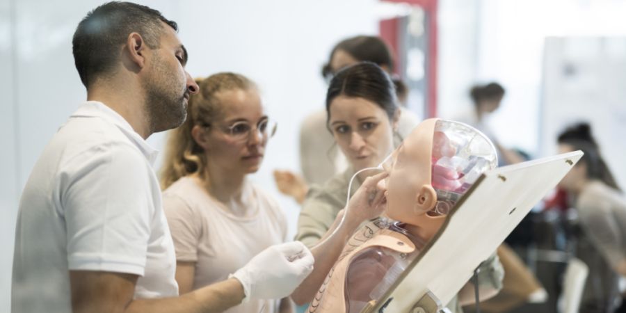 Das Masterstudium für Medizin gibt es in St. Gallen seit 2020. Im Bild Studierende an der HSG, die einem menschlichen Modell eine Magensonde legen. (Archivbild)