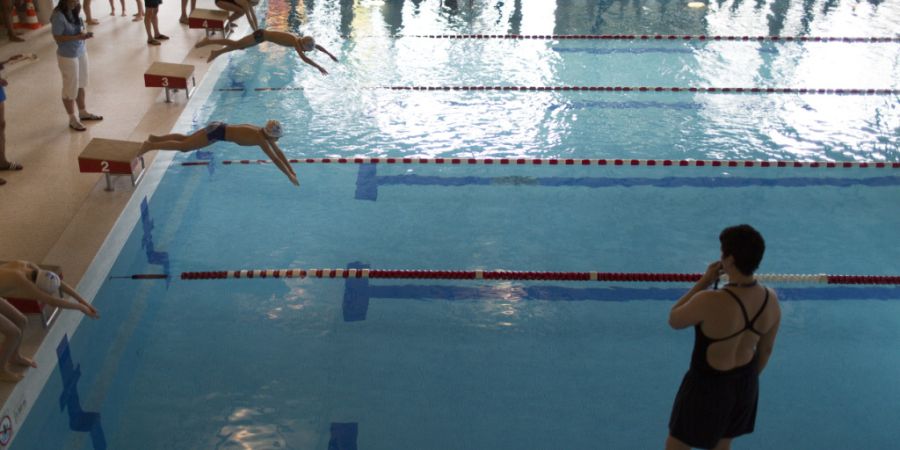 Seit 50 Jahren ist das Schwimmbad Altstetten in Betrieb. Auf eine Instandsetzung muss es nun noch etwas länger warten. (Archivbild)