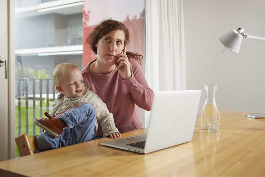 Je mehr Zeit die Eltern sowie die Kinder vor dem Bildschirm verbringen, desto weniger Zeit bleibt, um mit dem Kind zu sprechen.