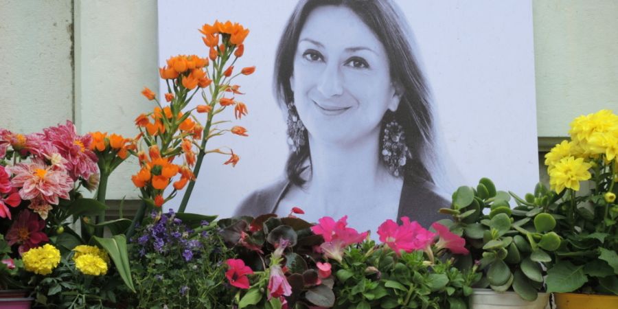 ARCHIV - Kerzen und Blumen stehen im Gedenken vor einem Foto der ermordeten maltesischen Journalistin Daphne Caruana Galizia vor dem Justizpalast in Valletta. Foto: Lena Klimkeit/dpa/Ar...