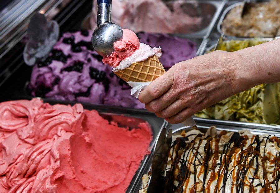 Möglicherweise war das Glacé aber verunreinigt. Im Fokus steht auch der Glacé-Löffel. (Symbolbild)