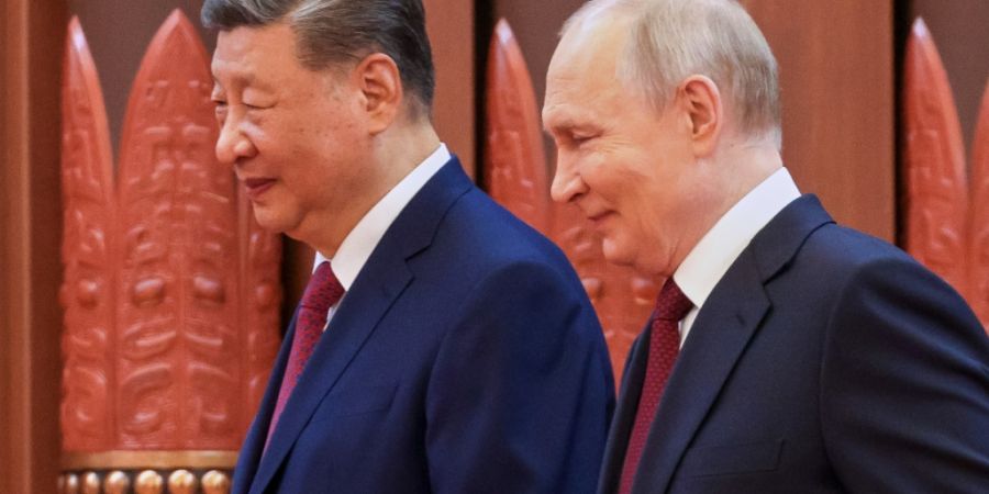 Der russische Präsident Wladimir Putin (r) und der chinesische Präsident Xi Jinping gehen zu Gesprächen in der Großen Halle des Volkes. Foto: Maxim Stulov/Pool Sputnik Kremlin/AP/dpa