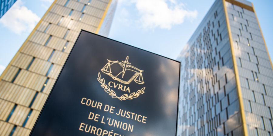 ARCHIV - Ein Schild mit der Aufschrift «Cour de Justice de l'union Européene» steht vor dem Europäischen Gerichtshof im Europaviertel. Foto: Arne Immanuel Bänsch/dpa