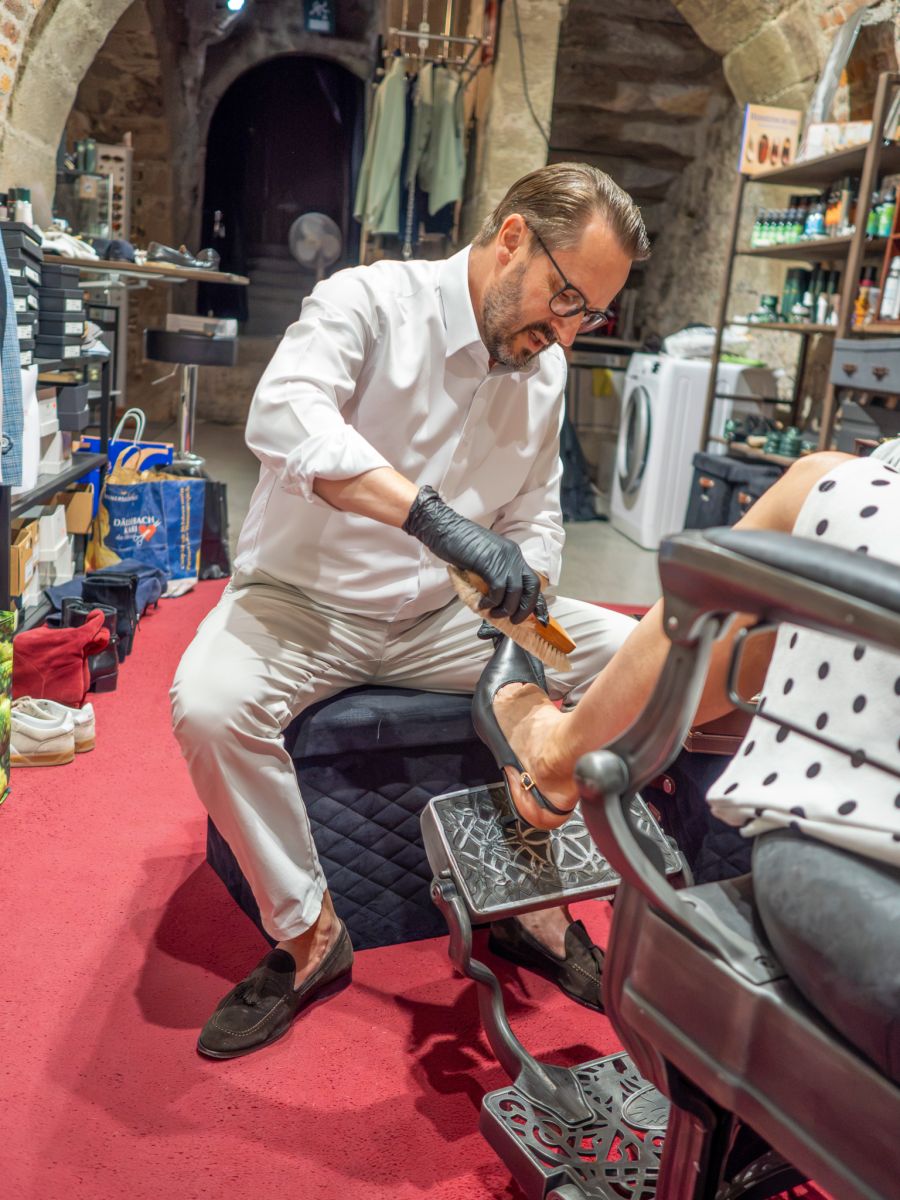 Mit geübten Handgriffen nicht sich Claudio Bühlmann den Slingpumps an.
