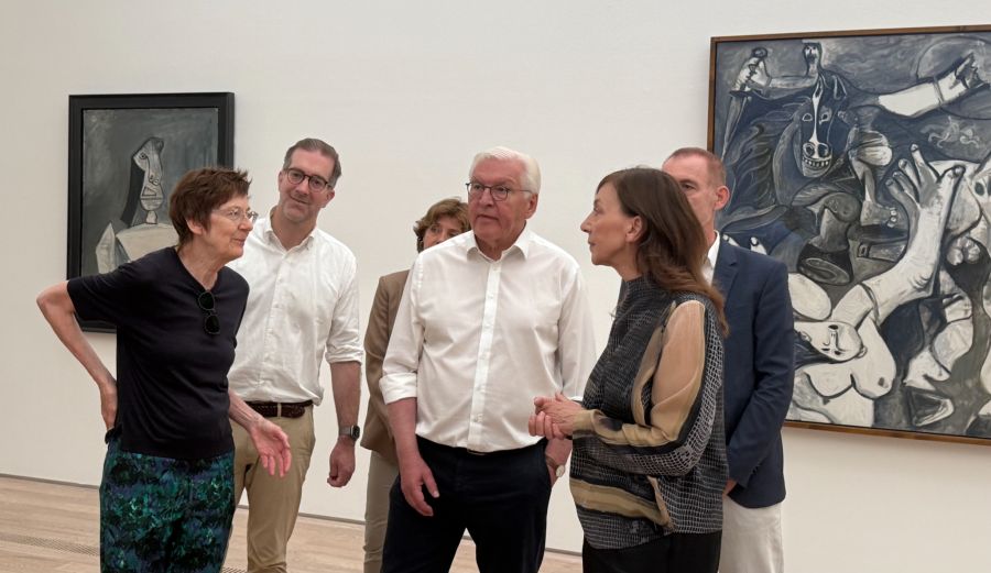 Der Staatsmann bekam eine Führung. Im Hintergrund sind Werke von Picasso zu sehen.