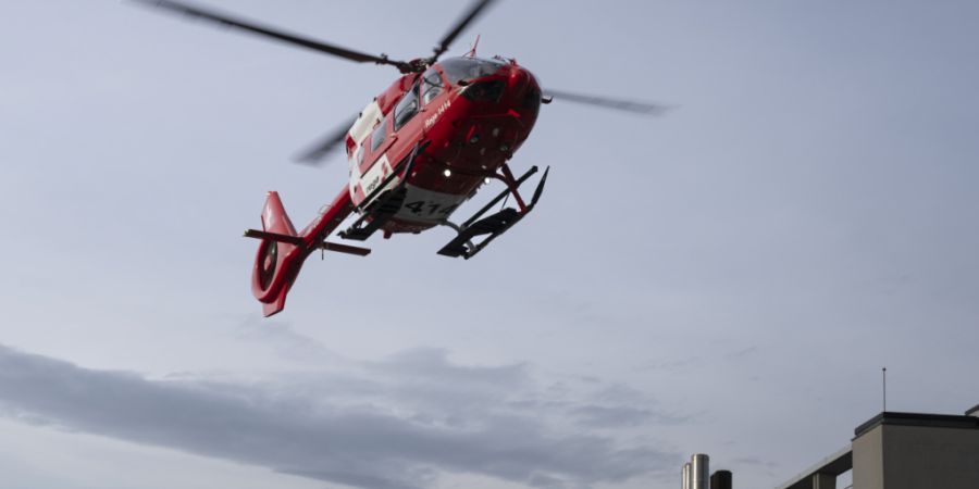 Einsatzkräfte der Rega flogen den verletzten Motorradfahrer in ein Spital. (Symbolbild)