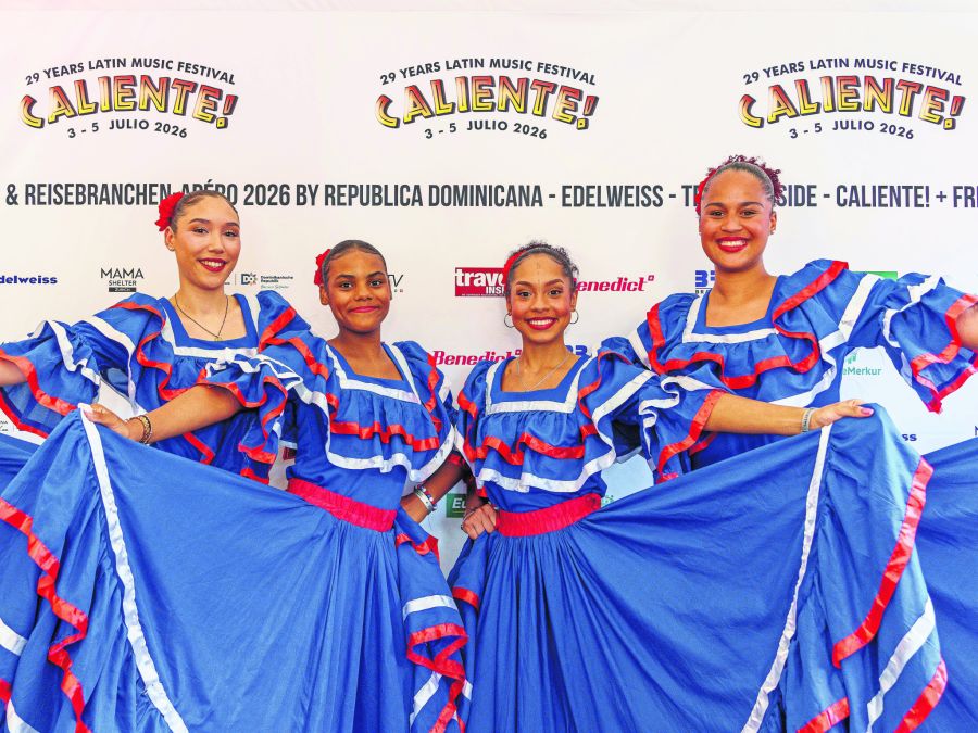Die Tänzerinnen der Gruppe Dominican Suisse begeistern die Gäste am VIP-Apéro mit traditionellen Kostümen und Darbietungen.