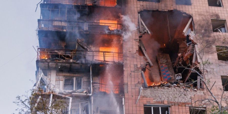 HANDOUT - Ein brennendes Wohnhaus in Kramatorsk. Foto: Uncredited/Ukrainian Emergency Service via AP/dpa/Archivbild - ACHTUNG: Nur zur redaktionellen Verwendung und nur mit vollständig...