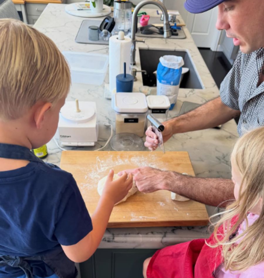 Sie delegiert die meisten Aufgaben in ihrem Haushalt, ein Familien-Assistent kümmert sich um die Kindererziehung.