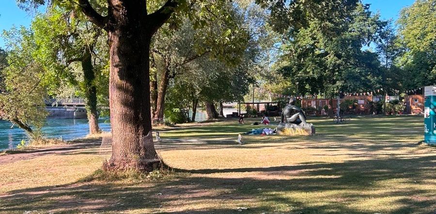 Doch die warmen Sommernächte hatten ihre Schattenseite: Eine Männergruppe sorgte morgens mit Pöbeleien und Urinieren auf den Rasen für Ärger. Sie scheinen die Nächte dort zu verbringen.