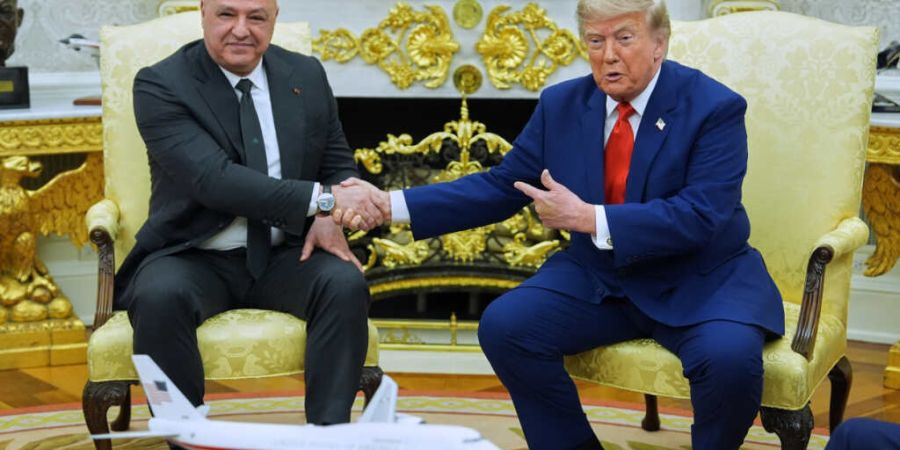 dpatopbilder - US-Präsident Donald Trump (r) empfängt den libanesischen Präsidenten Joseph Aoun im Oval Office des Weißen Hauses. Foto: Mark Schiefelbein/AP/dpa