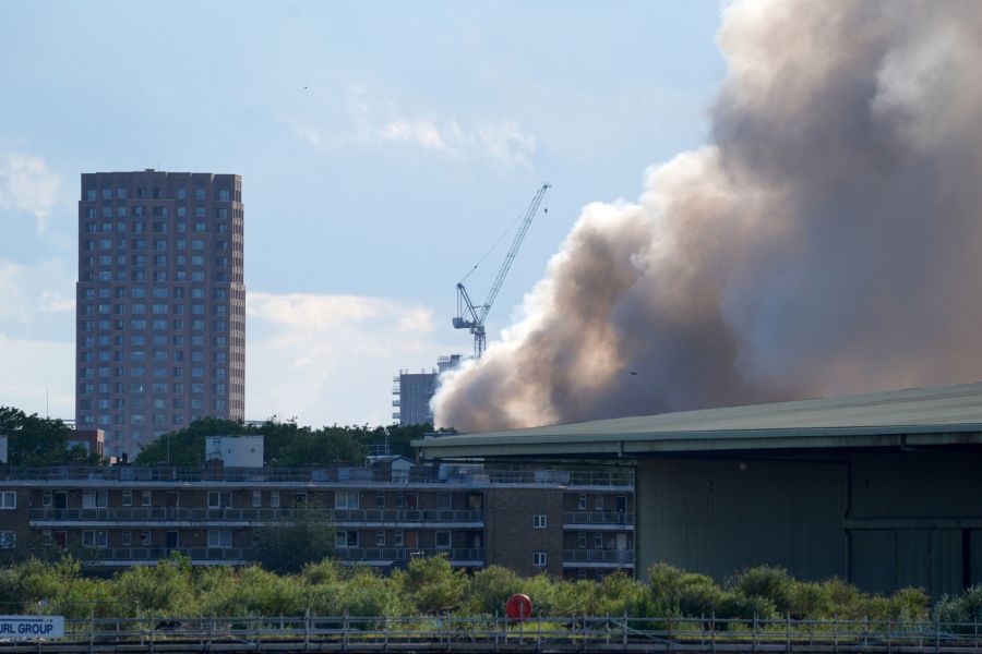 Eine riesige Rauchwolke steigt über dem Londoner Stadtgebiet auf – der Brand im Recyclingzentrum Bermondsey war aus weiten Teilen der britischen Hauptstadt zu sehen.