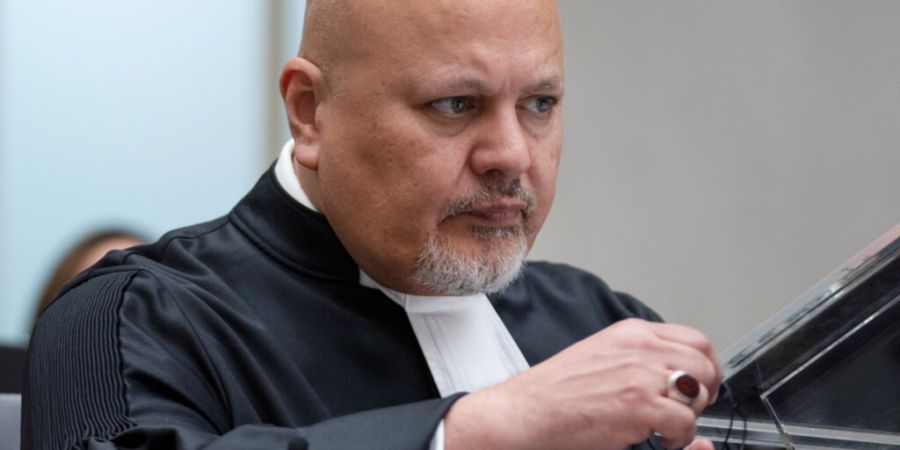 ARCHIV - Karim Khan, Chefankläger des Internationalen Strafgerichtshofes, sitzt im Gerichtssaal des Weltstrafgerichts. Foto: Peter Dejong/AP/dpa
