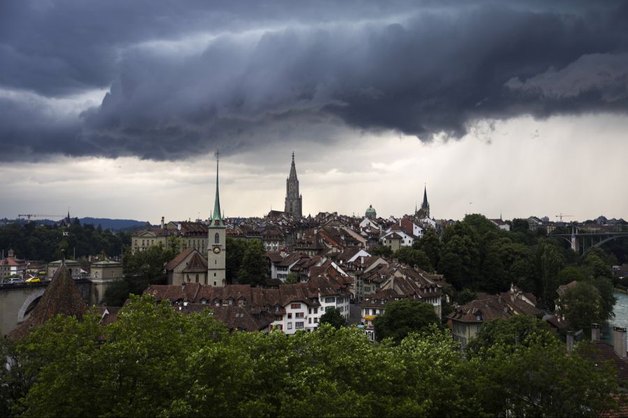 Wenn es wärmer ist, gelangt mehr Wasser durch Verdunstung in die Atmosphäre und es kann intensive Regenfälle geben.