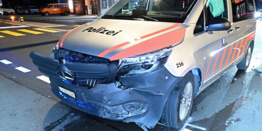 Der Autofahrer fuhr frontal in ein Polizeiauto.
