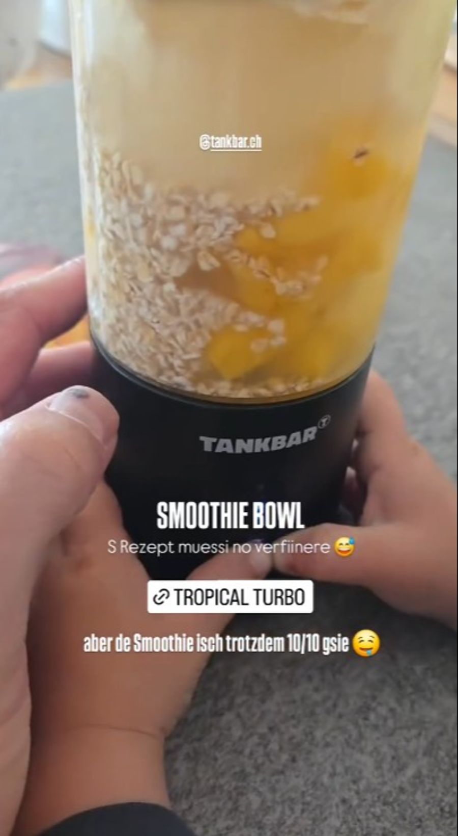 Auch in der Küche hilft Sunny mit. Die Smoothie Bowl bekam danach offenbar zehn von zehn Punkten.