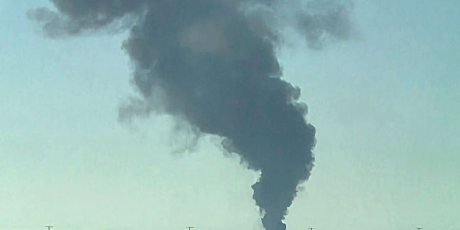 HANDOUT - Rauchwolken steigen von einem B-52-Bomber auf, der kurz nach dem Start auf einem Stützpunkt der US-Luftwaffe in Südkalifornien abgestürzt ist. Foto: Uncredited/Debbie Reyes...
