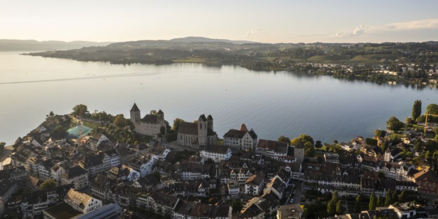 Auf dem See vor Rapperswil-Jona SG wird über das Wochenende Feuerwerk gezündet (Archivbild)