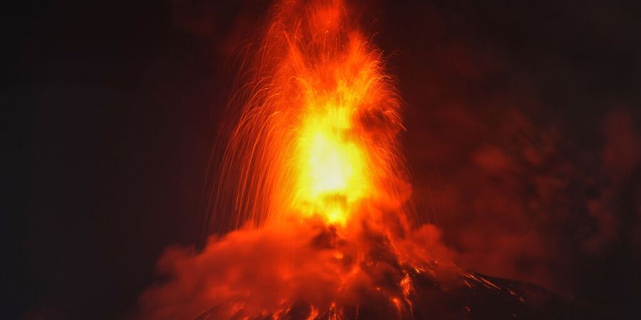 Aus dem Krater des Vulkans Fuego fließt Lava. Foto: Moises Castillo/AP/dpa