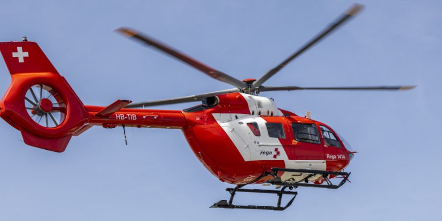 Die Rega flog einen Mann in ein Spital. Er war in Eschlikon ein Wiesenbord hinuntergestürzt. (Symbolbild)
