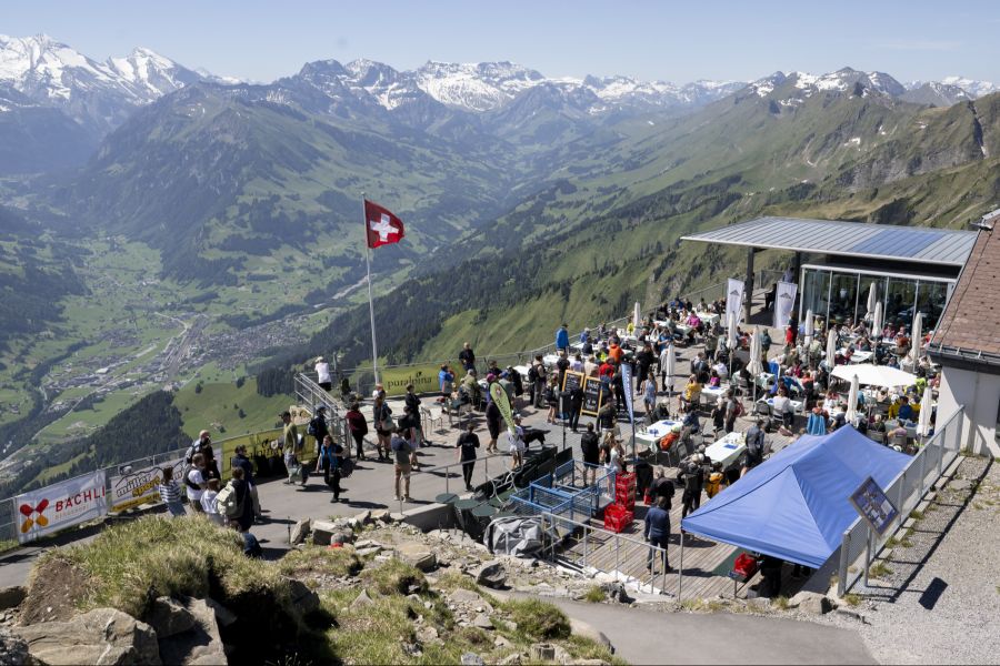 Nach vier bis fünf Stunden wandern werden Gäste auf dem Niesen mit einer Traum-Aussicht belohnt. Natürlich kann man auch die Bahn nehmen.
