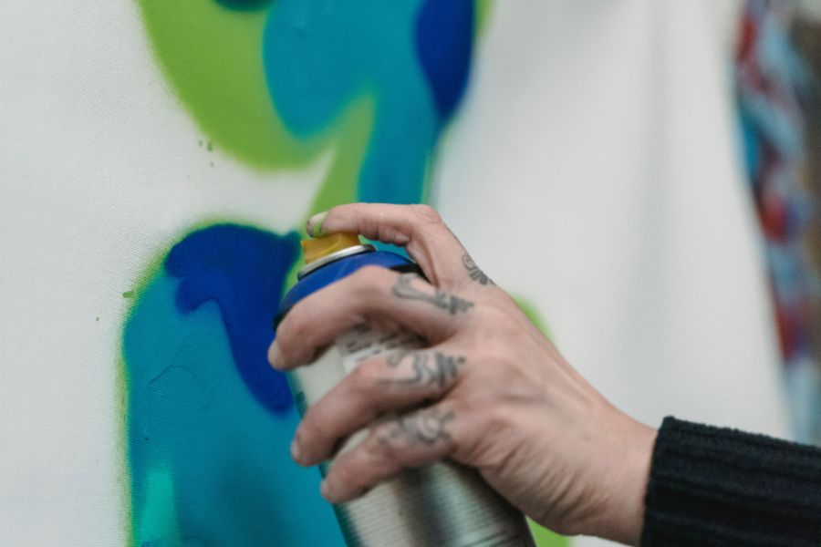 Immer häufiger versprühen Vandalen Felsen oder Schilder und bringen Sticker an. (Symbolbild)