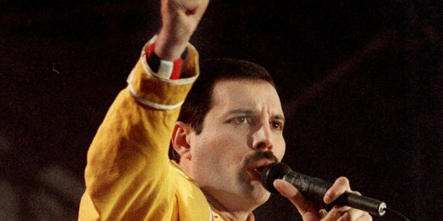 Freddie Mercury am 20. Juli 1986 bei einem Open-Air-Konzert im Muengersdorfer Stadion in Köln.