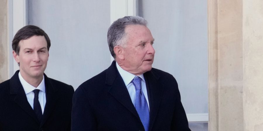 ARCHIV - Der Nahost-Beauftragte der Vereinigten Staaten Steve Witkoff (r.) und der US-Amerikaner Jared Kushner (r) kommen zu einem Treffen der «Koalition der Willigen» zur Ukraine im ...