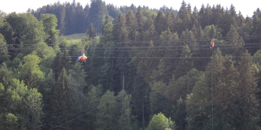 Ein Gleitschirmpilot flog zu nahe am Seil der Kronbergbahn vorbei. Eine aufwendige Rettungsaktion wurde notwendig.