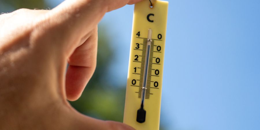 Am Montag hat Meteoschweiz die Hitzewarnung in mehreren Westschweizer Regionen von 3 auf 4 hochgestuft. (Themenbild)