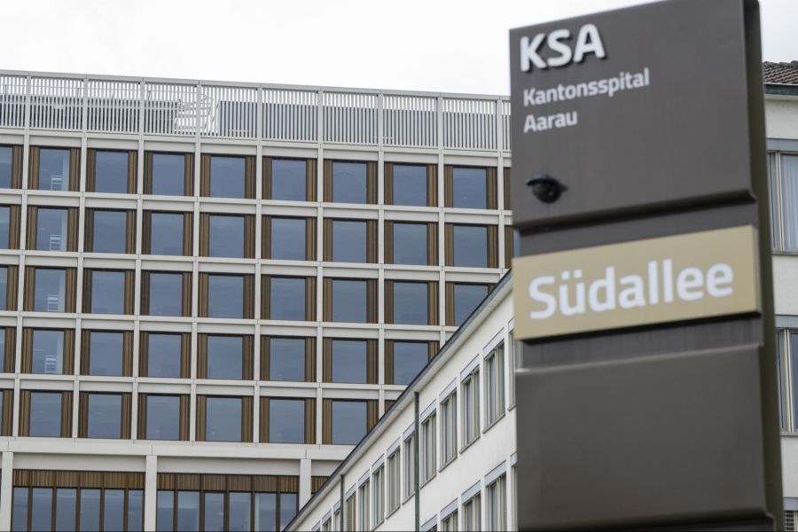 Im Kantonsspital Aarau mussten am Wochenende 20 Personen wegen der Hitze in der Notfallstation behandelt werden.