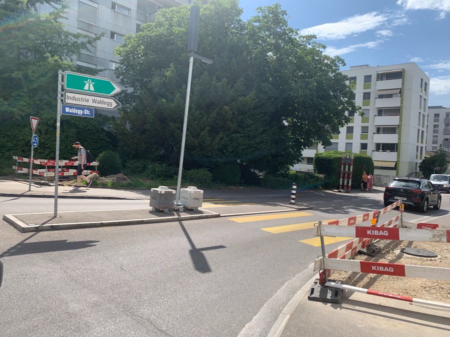Wer die abgesperrte Baustelle umgehen will, muss quer über die Strasse laufen.
