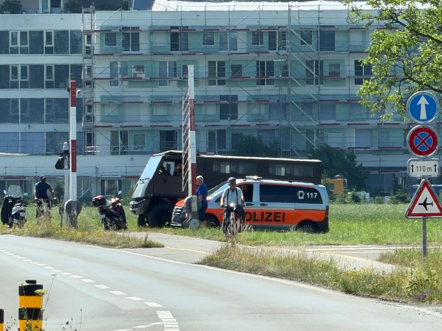 Die Polizei und das Schweizer Militär sind beide vor Ort.