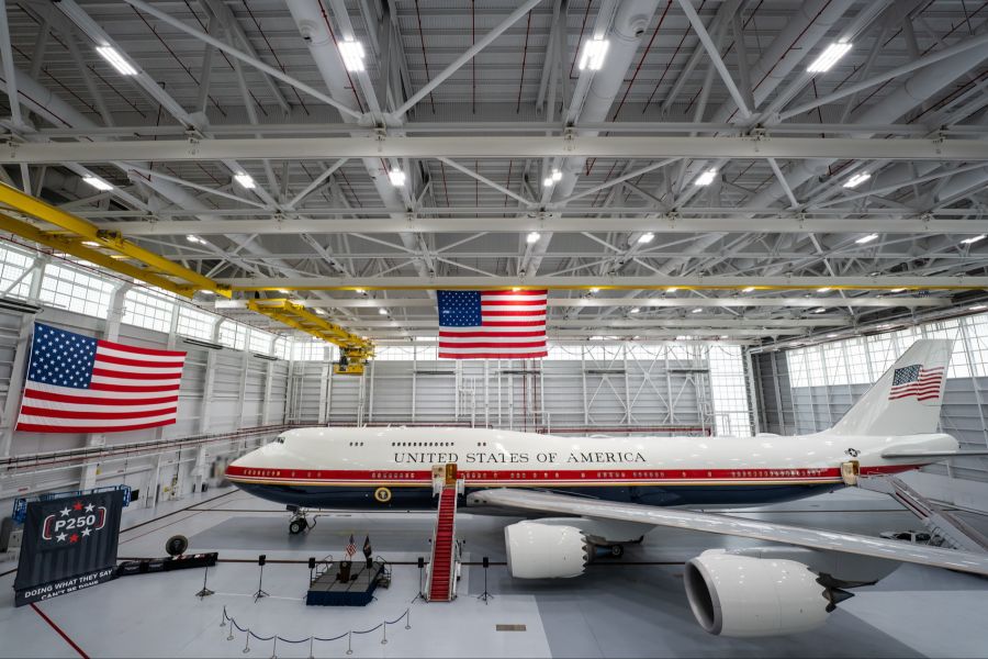 Donald Trump hat die von Katar gelieferte «Air Force One» präsentiert.