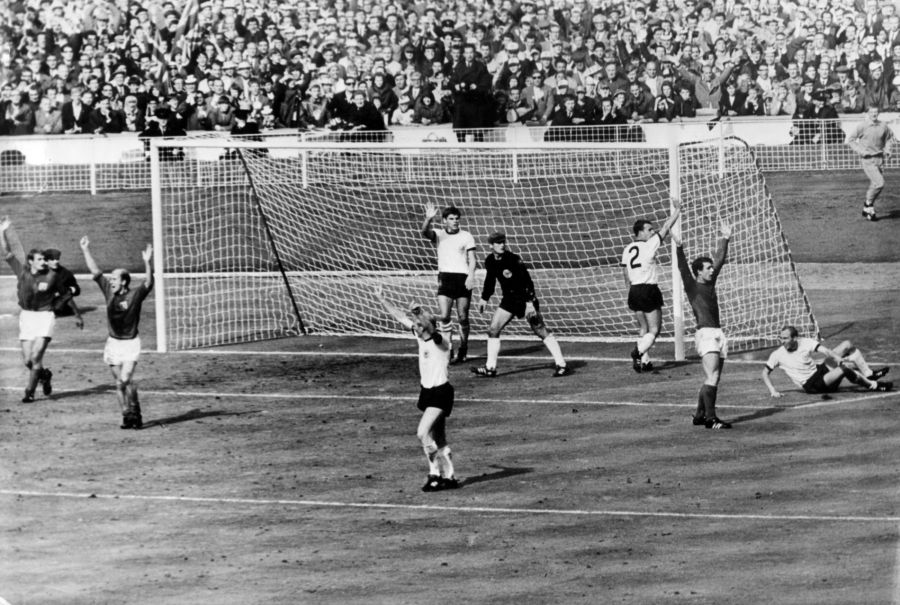 Das sogenannte Wembley-Tor bescherte den Engländern die 3:2-Führung im Endspiel.
