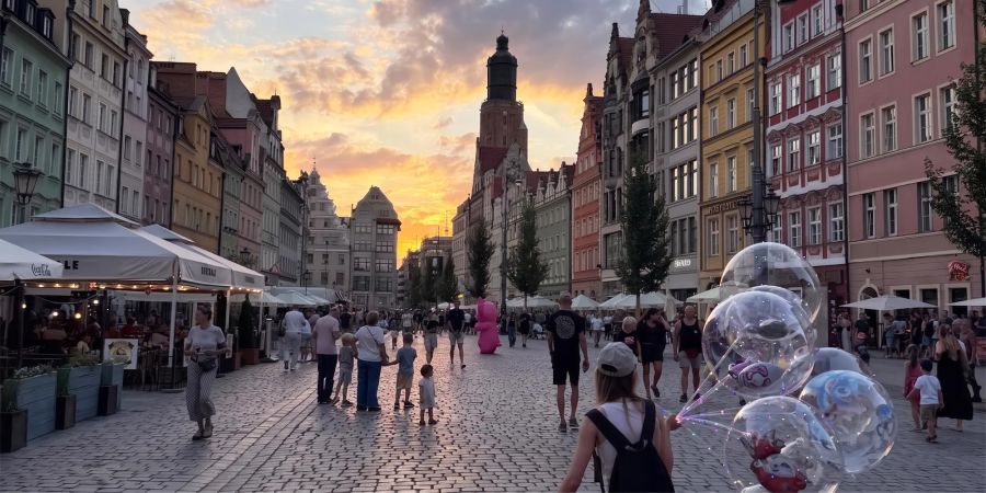 Am Abend zeigt sich Breslau von seiner besonders stimmungsvollen Seite und lockt die Menschen in die Gassen.