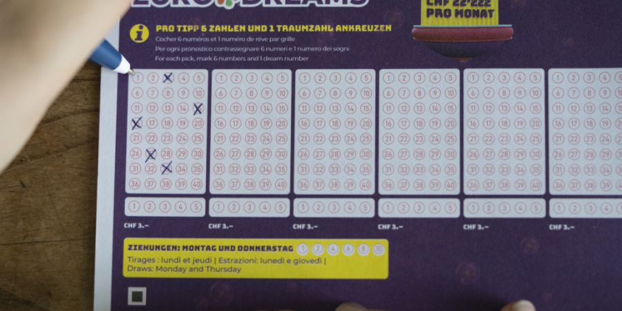 Zwei glückliche Mitspielende erhalten eine monatliche Zahlung von 2222 Franken während fünf Jahren dank der Ziehung von Eurodreams. (Archivbild)
