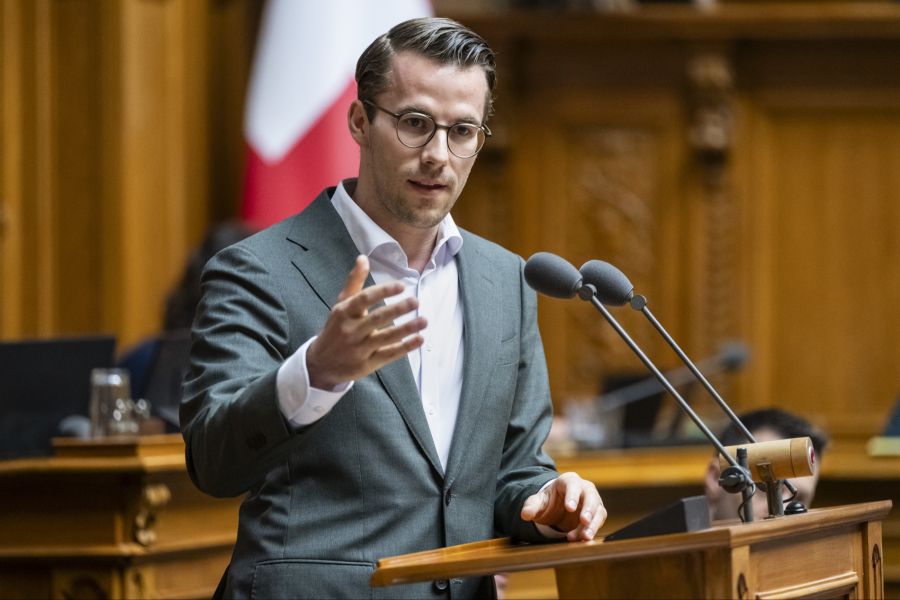 Hier ein Lächeln, da ein Zeigefinger: Die Reden im Schweizer Parlament gehen meist ohne grosse Emotionen über die Bühne. (Im Bild: FDP-Politiker Andri Silberschmidt)