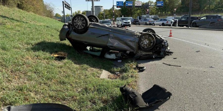 Auf dem Dach gelandet: Der Autolenker hat sich beim Selbstunfall beim A1-Anschluss Baden-West verletzt. Laut Polizei war er wohl am Steuer eingeschlafen.