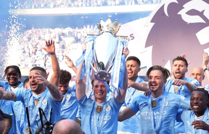 Kevin De Bruyne und seine Mitspieler bei Manchester City nehmen den Pokal in Empfang. Martin Rickett/PA Wire/dpa De Bruyne Manchester City