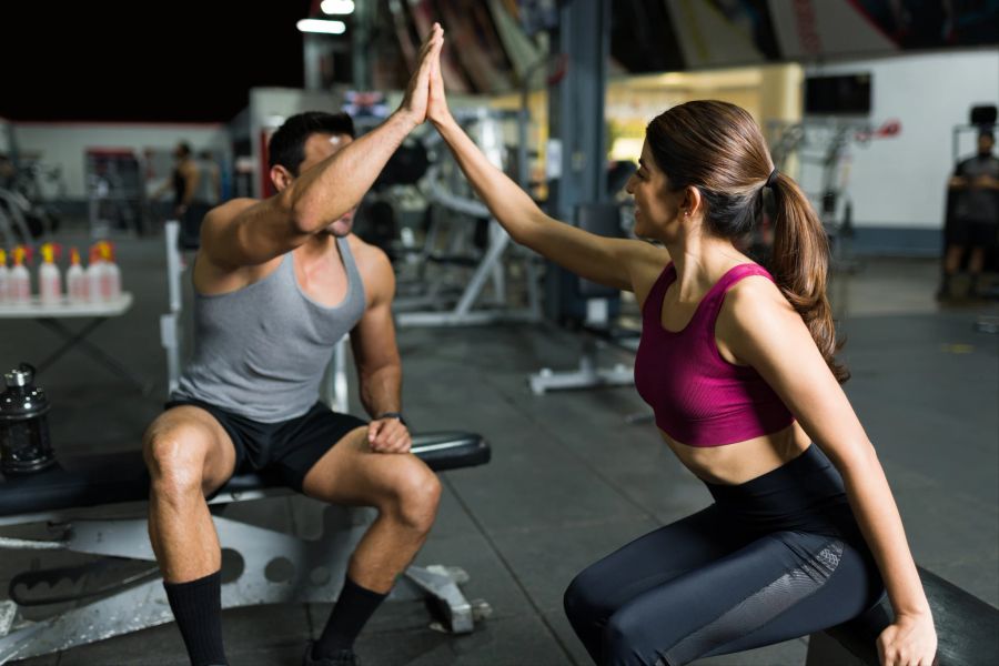 Mann und Frau im Fitnessstudio