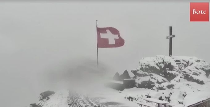 Auf dem Grossen Mythen ist es weiss. Kurz davor sah das Wetter noch anders aus. Grosser Mythe